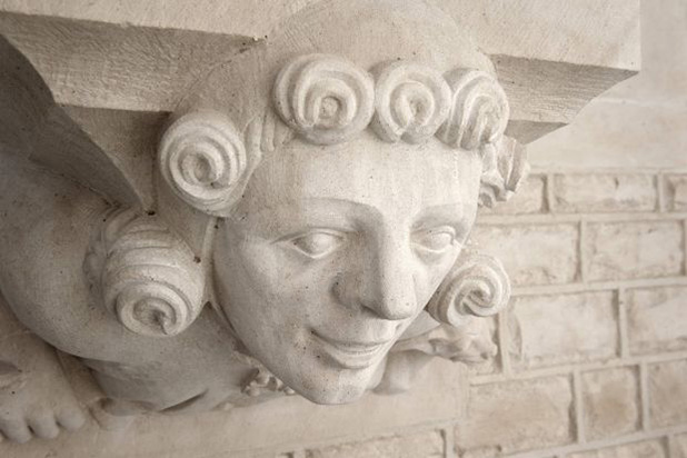 Visage sous les statuts